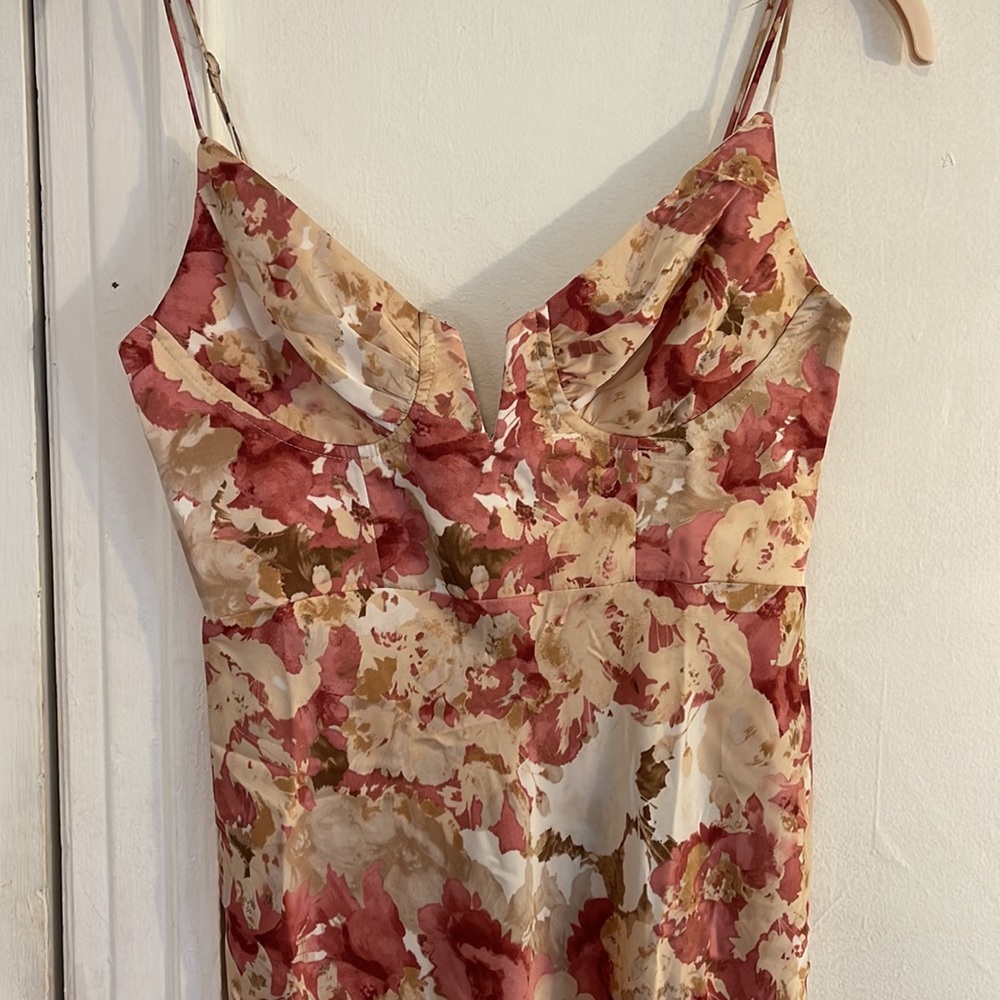 Selfie Leslie Boutique lake como Fitted Floral MIDI Dress - Picture 6 of 10